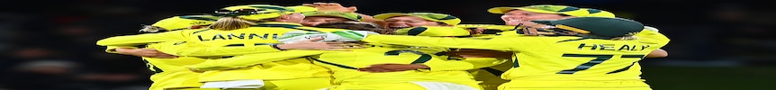 澳大利亚板球运动员在女子 ODI 世界杯决赛对阵英格兰队后互相拥抱。