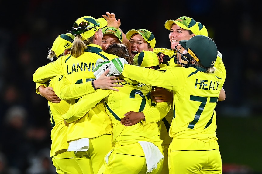 Les joueuses de cricket australiennes s'embrassent après la finale féminine de la Coupe du monde ODI contre l'Angleterre.