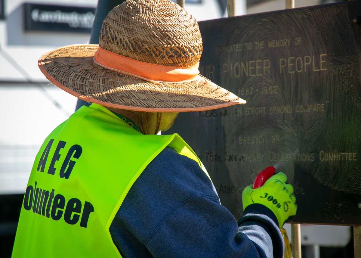 Fed-up locals get hands dirty to restore pride in Tablelands town