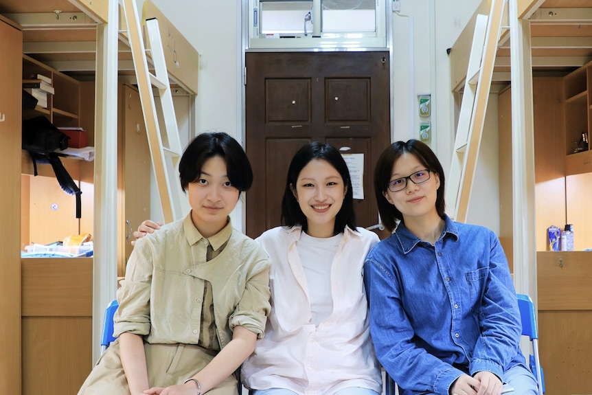 Kewen and her two friends pose for the photo together with their arms around each other