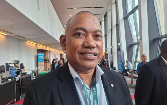 SICCI Deputy Chairman, Gordon Denty long Brisbane (L. Lowonbu)