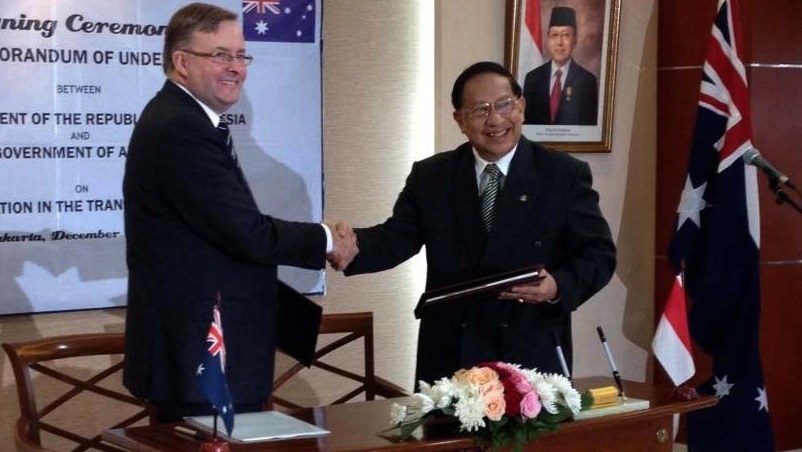 Anthony Albanese signs MOU in Jakarta