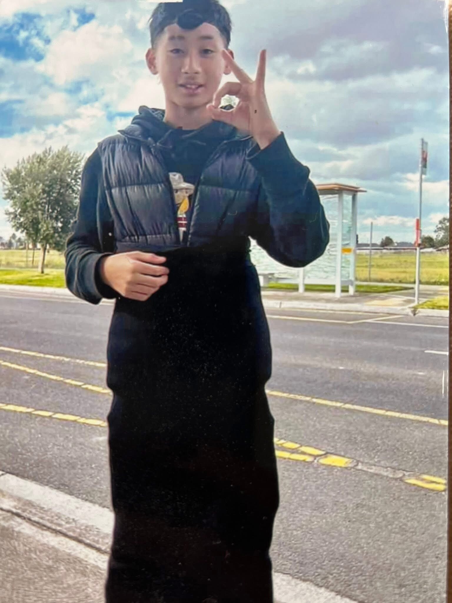 O adolescente Ethan Hoac foi assassinado quando tinha 14 anos em 2023. Ele é mostrado aqui sorrindo do lado de fora e fazendo o sinal de OK.