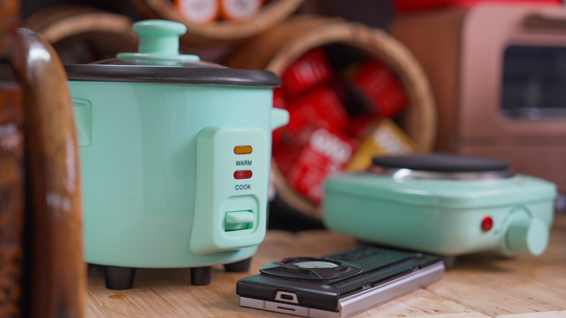Una foto de electrodomésticos de cocina sobre una mesa.