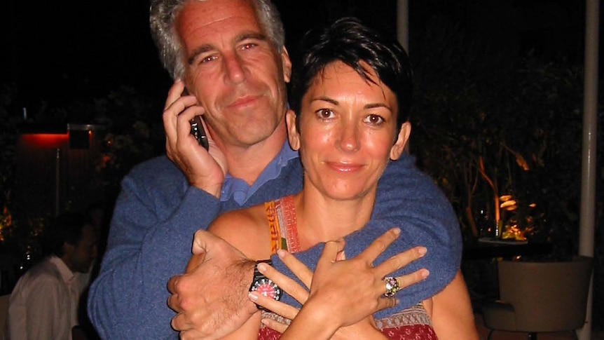 杰弗里·爱泼斯坦（Jeffrey Epstein）用双臂搂着吉斯莱恩·麦克斯韦（Ghislaine Maxwell），同时将手机放在耳边