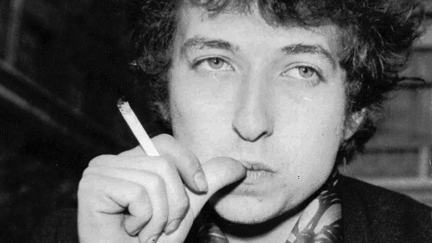 Black and white photo of bob dylan smoking a cigarette in london.