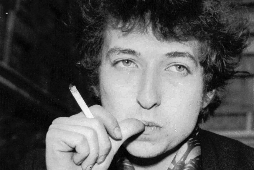 Black and white photo of bob dylan smoking a cigarette in london.