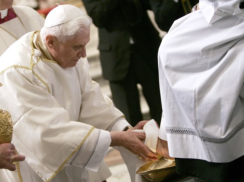 Pope prepares for Easter with ritual foot-washing - ABC News