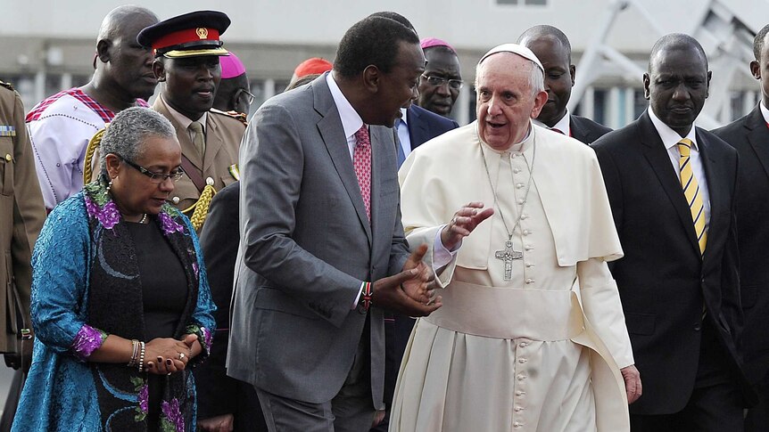 Pope Francis talks to Kenyan president Uhuru Kenyatta.