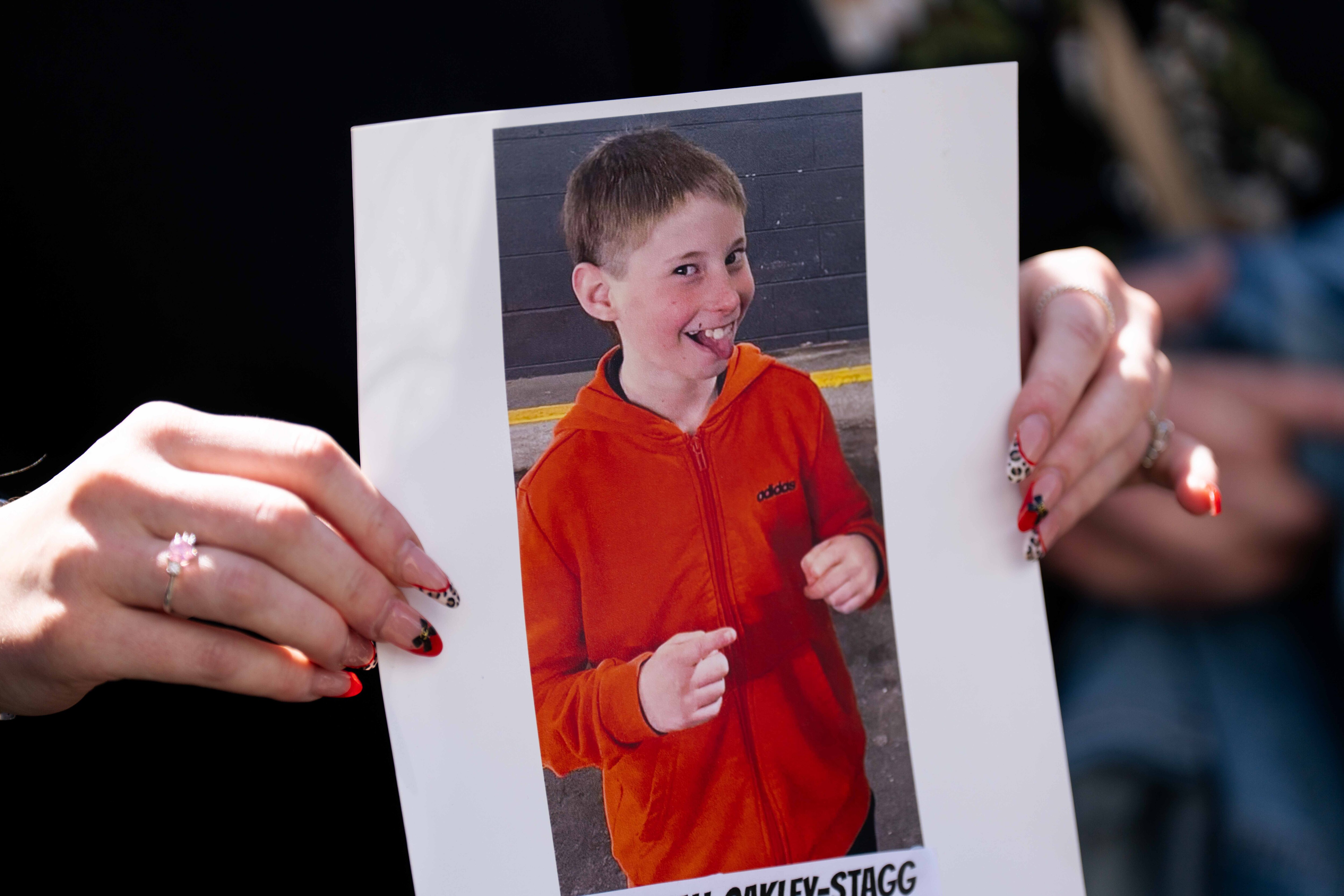 Las manos sostienen la foto de un niño.