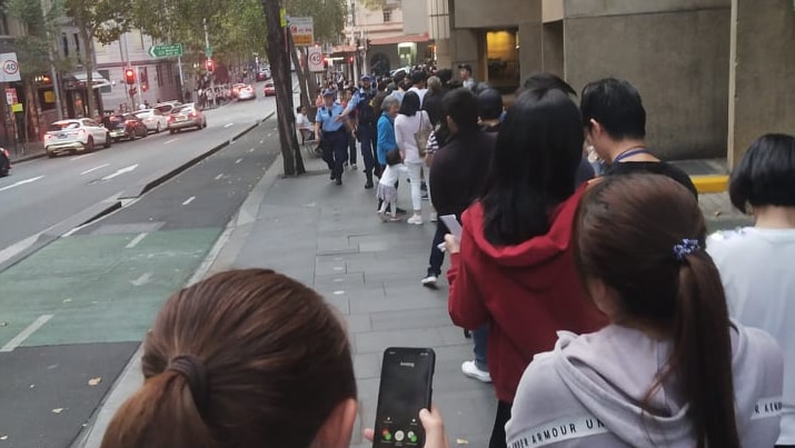 Suasana antrian di Sydney Town Hall hari Sabtu (13/4/2019) dimana sebagian warga RI tidak bisa memberikan suara mereka