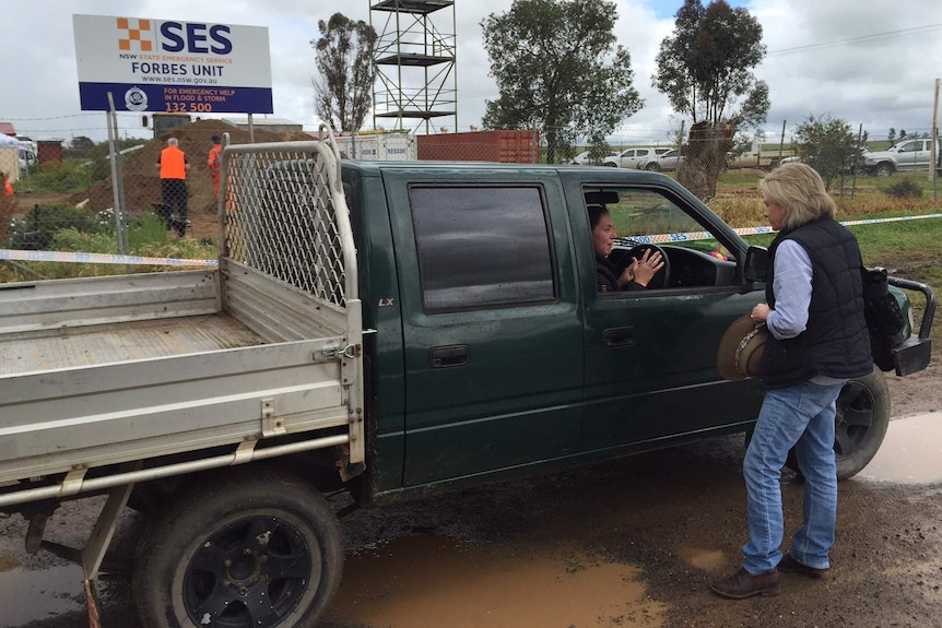 Fiona Nash speaking to a resident near Forbes.