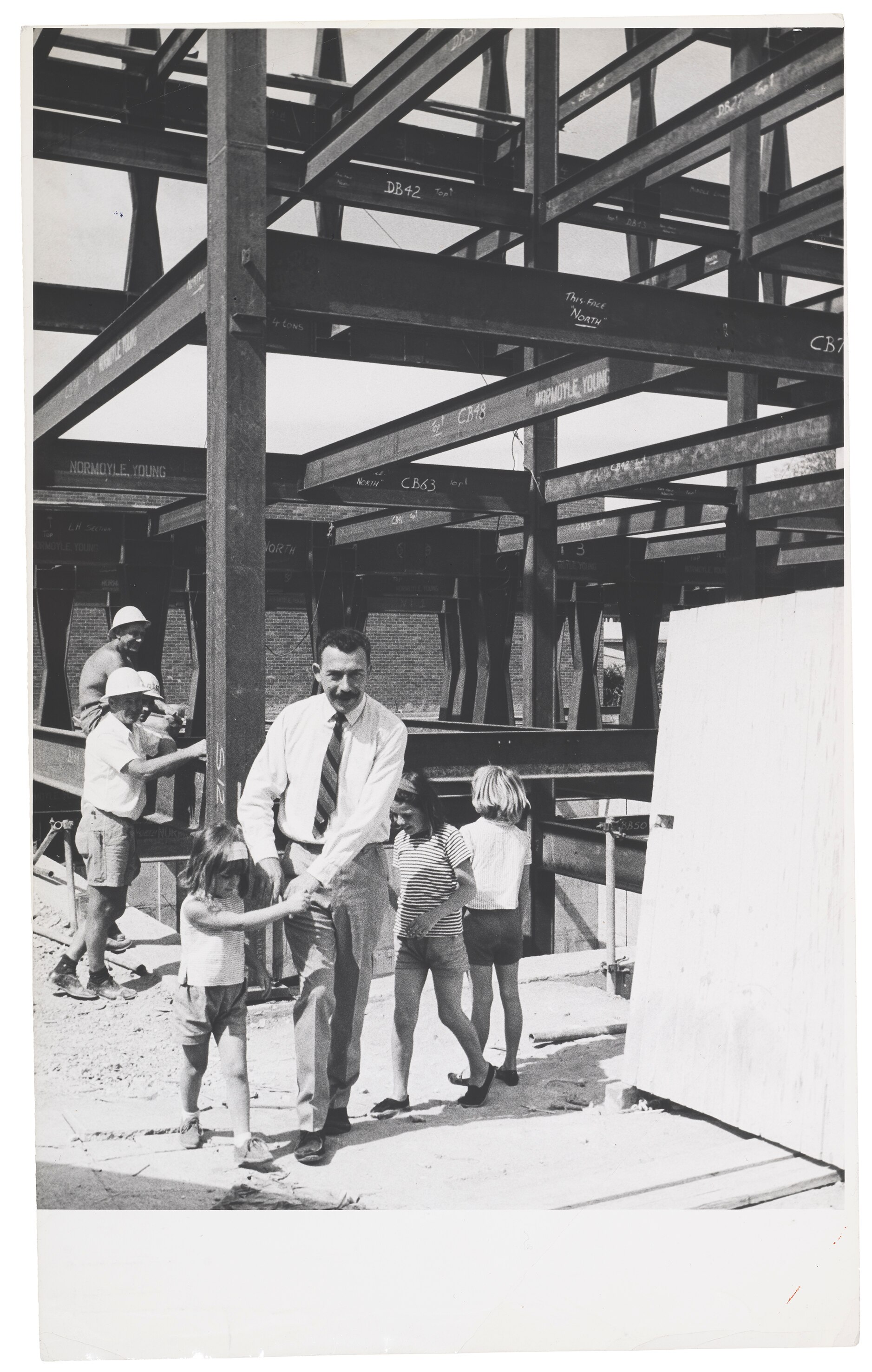 Enrico Taglietti with his ⁤daughters at the Cinema Center ​construction‌ site in 1965
