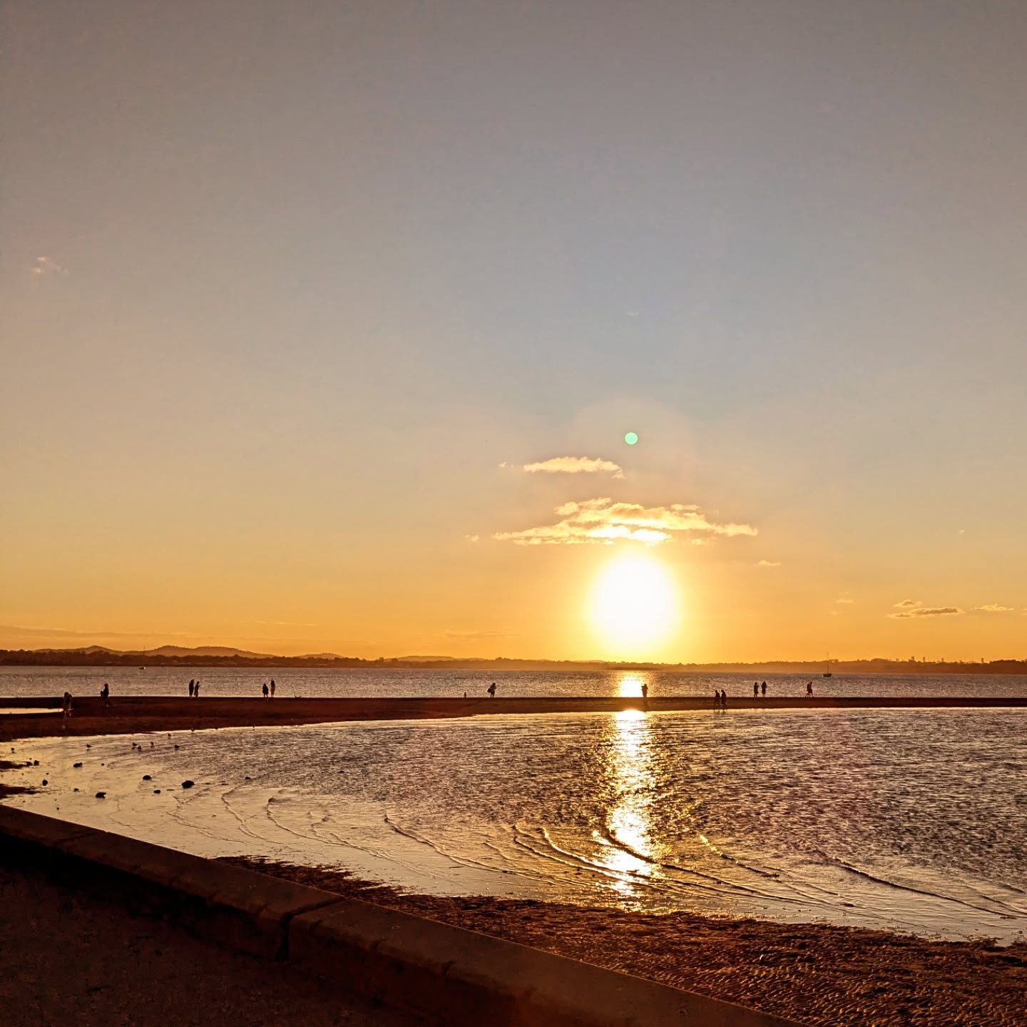 El sol se pone sobre el agua en Wellington Point