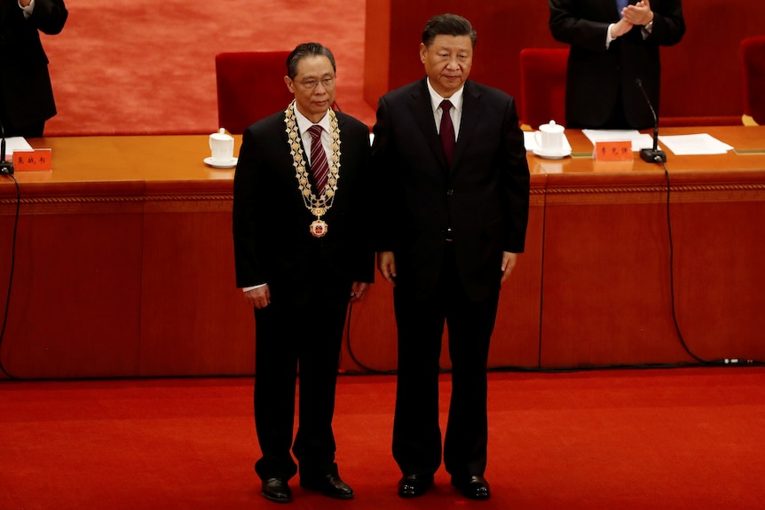 Chinese President Xi Jinping poses with respiratory disease expert Zhong Nanshan. 