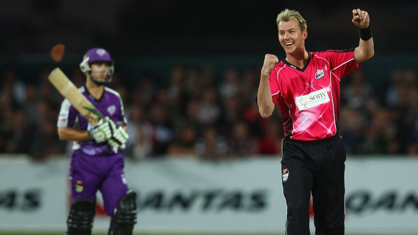Brett Lee took 2-22 as the Sydney Sixers won in Hobart to reach the Big Bash League final.
