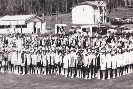 Schwarz-Weiß-Foto von Mädchen, die in Reihen laufen.
