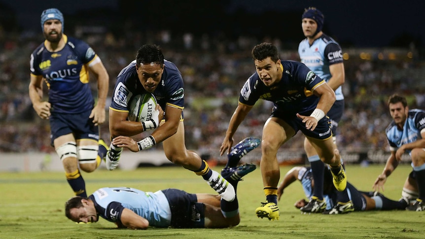 Christian Lealiifano scores a try against the WAratahs