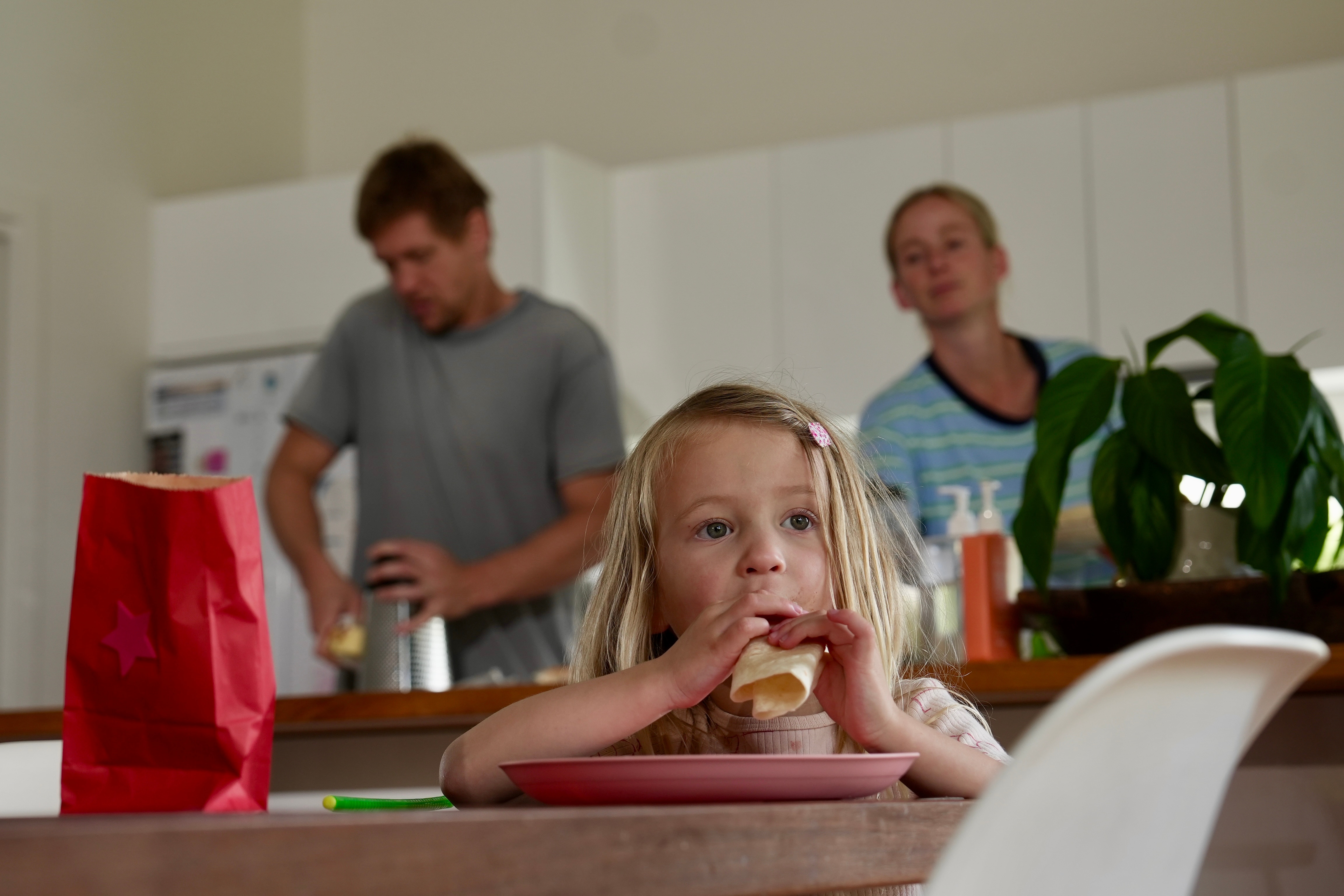 Uma jovem comendo um muffin inglês