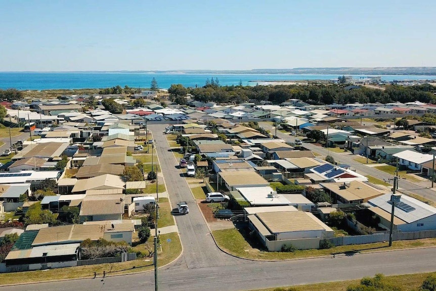 Photographie par drone de la banlieue de Geraldton, maisons et rues au premier plan et l'océan en arrière-plan.