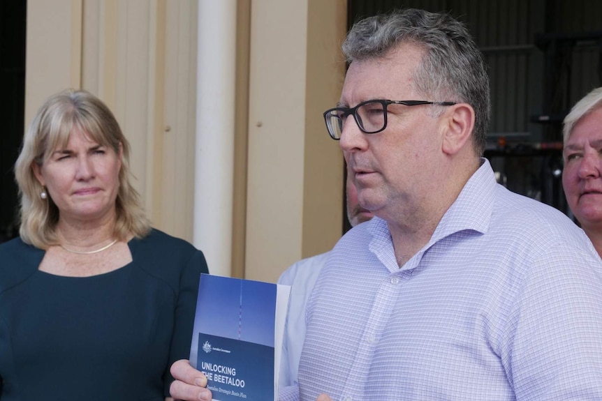 Federal Minister for Resources, Water and Northern Australia Keith Pitt, pictured with NT Environment Minister Eva Lawler.