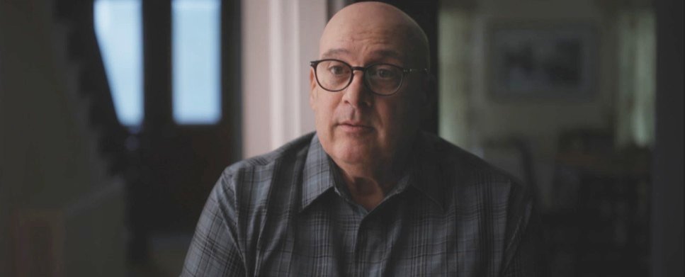 David habla a la cámara. 