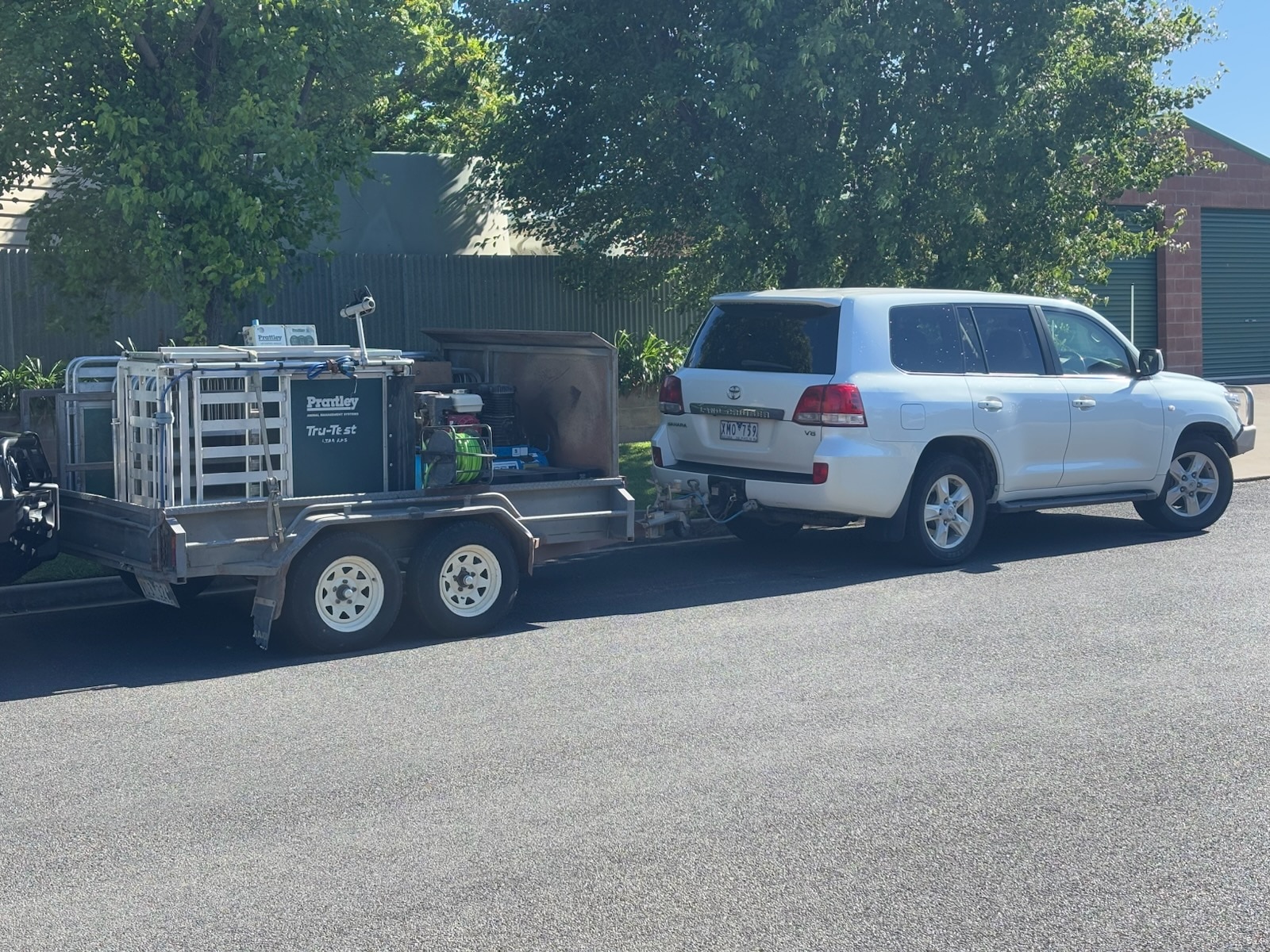 Un LandCruiser 2009 con un remolque completamente cargado en la parte trasera.