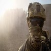 一名澳大利亚特种部队士兵戴着护目镜和一张脸覆盖在阿富汗。