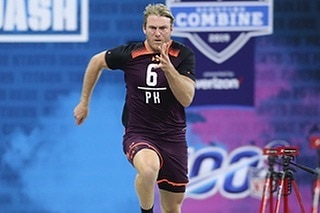 Athlete sprints down a runway at a draft combine.
