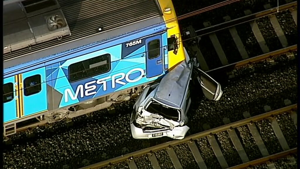 墨尔本火车与汽车相撞 车辆严重变形 - ABC News