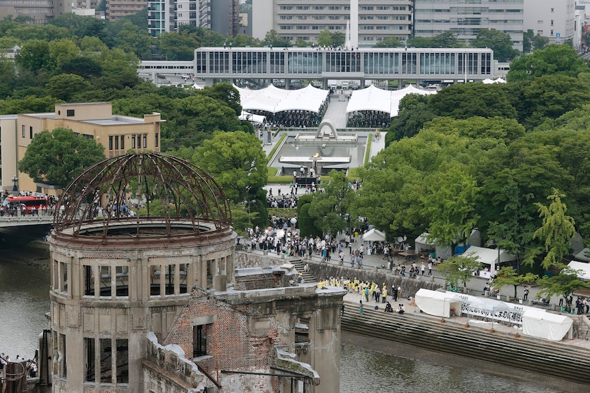 Здание с куполом в Мемориальном парке мира в Хиросиме.