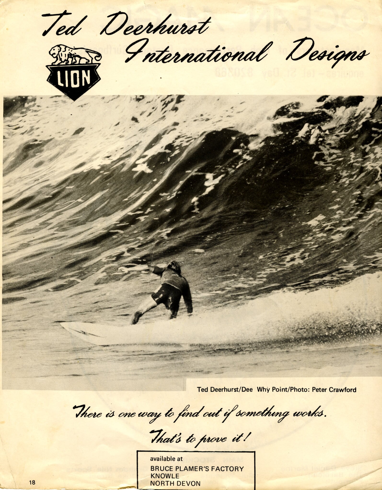 Un escaneo de un viejo póster de una tabla de surf en blanco y negro con una foto de un hombre surfeando una gran ola.