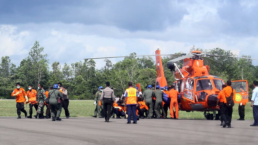 Indonesian rescue personnel recover bodies from QZ8501