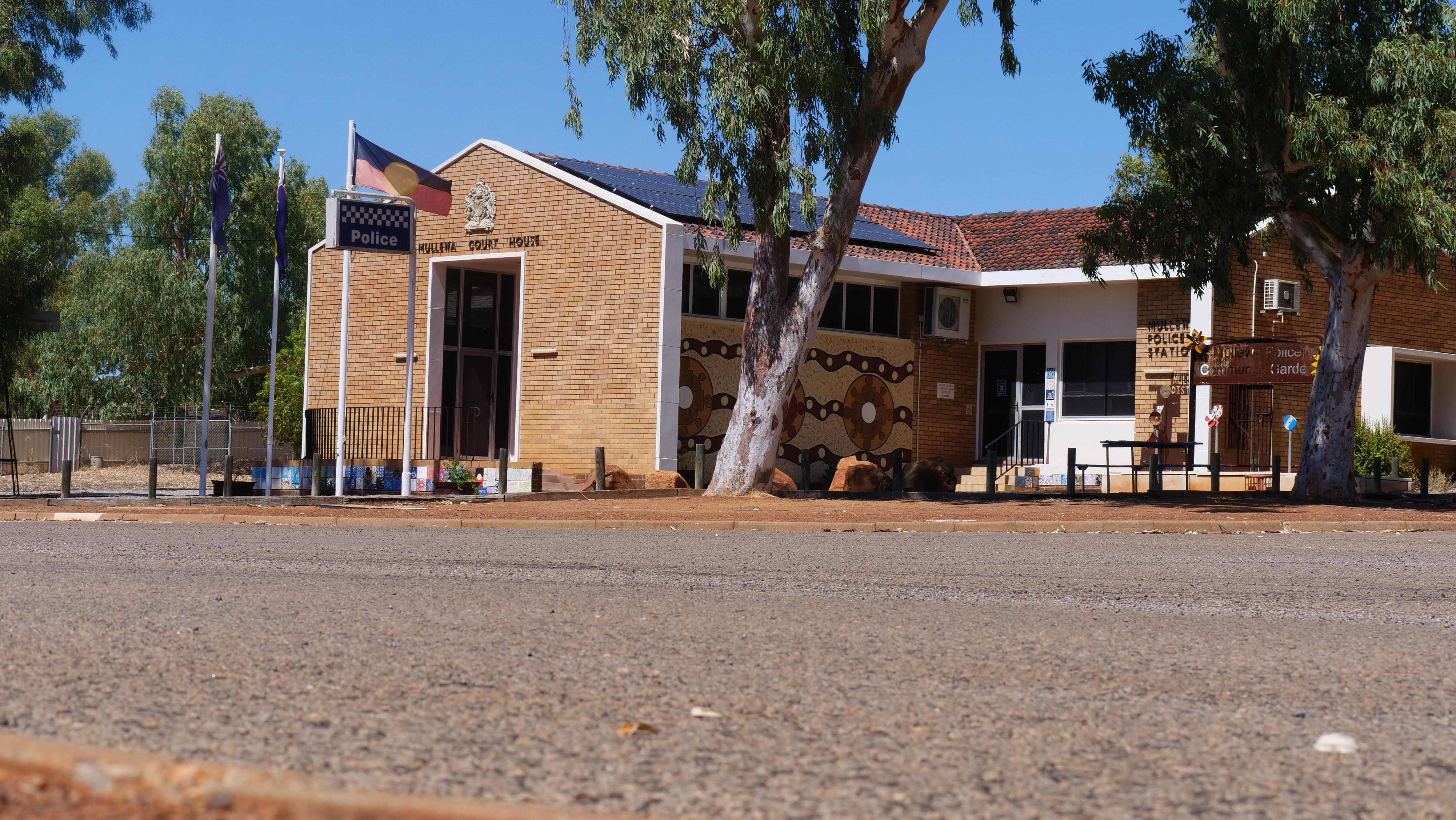 Una comisaría de policía y un complejo de juzgados en una ciudad regional