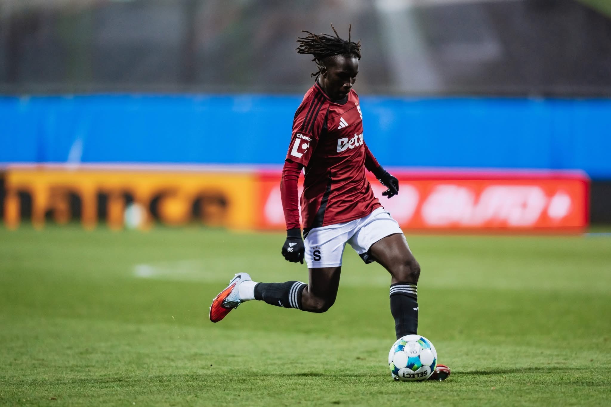 close do jogador de futebol Garang Kuol com uma camisa vermelha