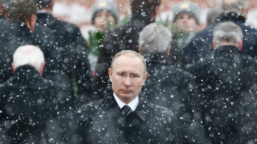 普京站立在雪中
