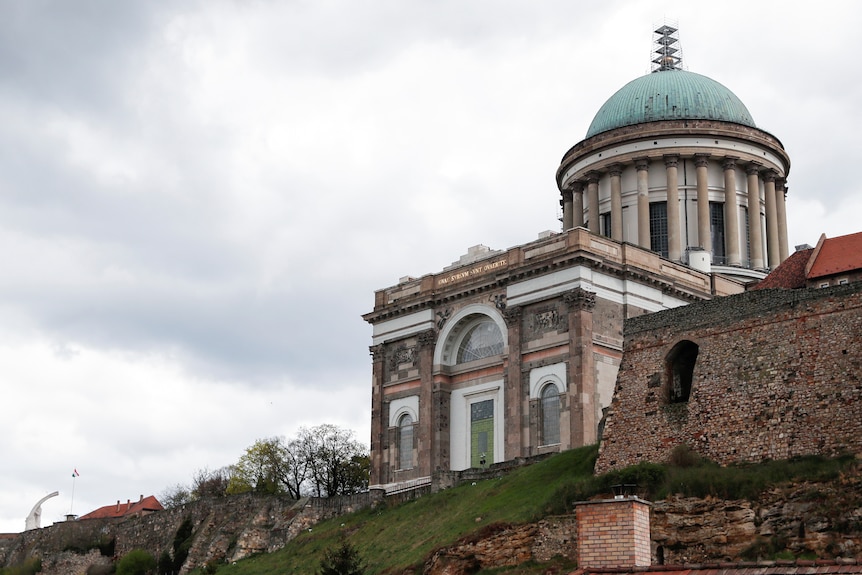 Una grande cattedrale su una collina.