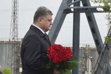 Petro Poroshenko lays flowers at a memorial.