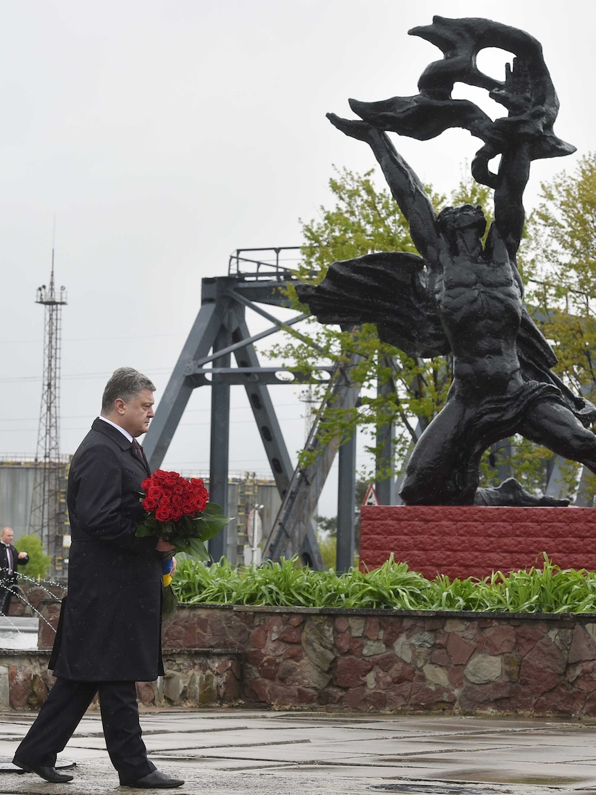 Petro Poroshenko lays flowers at a memorial.