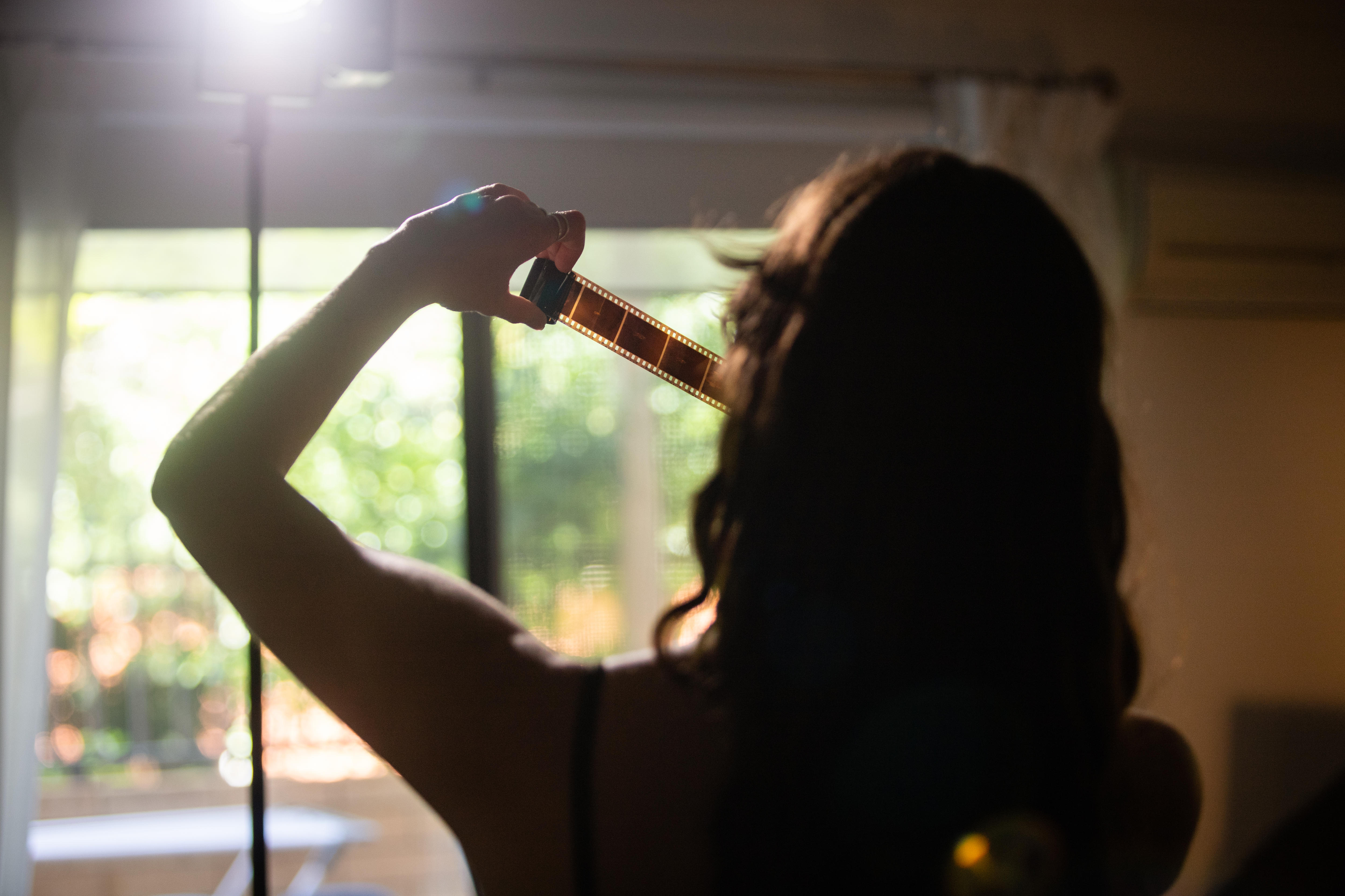 Lizzie Wilkie olha fotos de seus filmes.