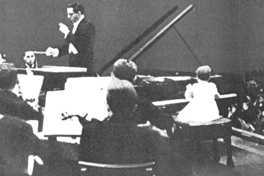 7-year-old Ruth Slenczynska at the piano with conductor Alfred Cortot and Philharmonie de Paris