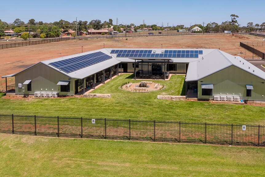 An accommodation facility in Dubbo surrounded by green grass.