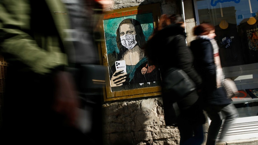 An art shot of  a poster of Mona Lisa wearing a face mask, called 'Mobile World Virus'