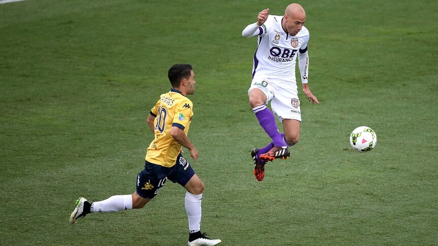 Perth Glory's Ruben Zadkovich (R) in action against the Central Coast Mariners in Gosford.
