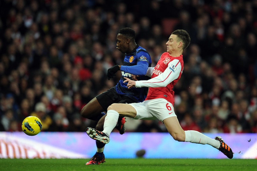 Danny Welbeck (L) scored a late winner for Man United to condemn Arsenal to three straight losses.