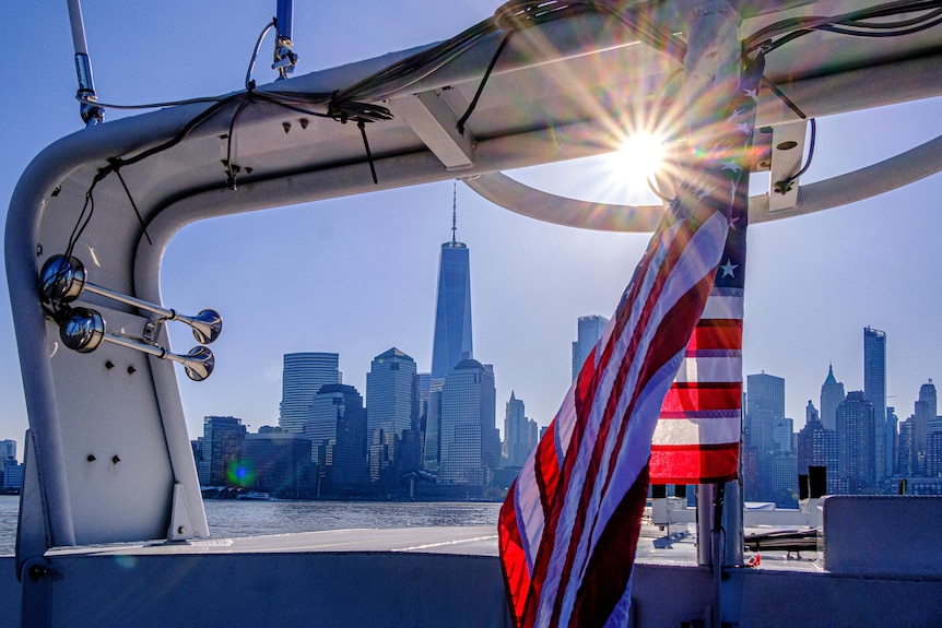 纽约的一艘游艇上插着美国国旗