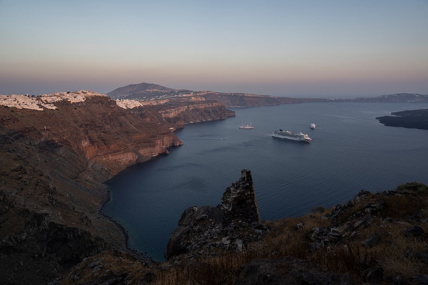 Una vista del mar y las montañas rocosas de Santorini 