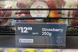 商店出售的盒装草莓标价12.99澳元