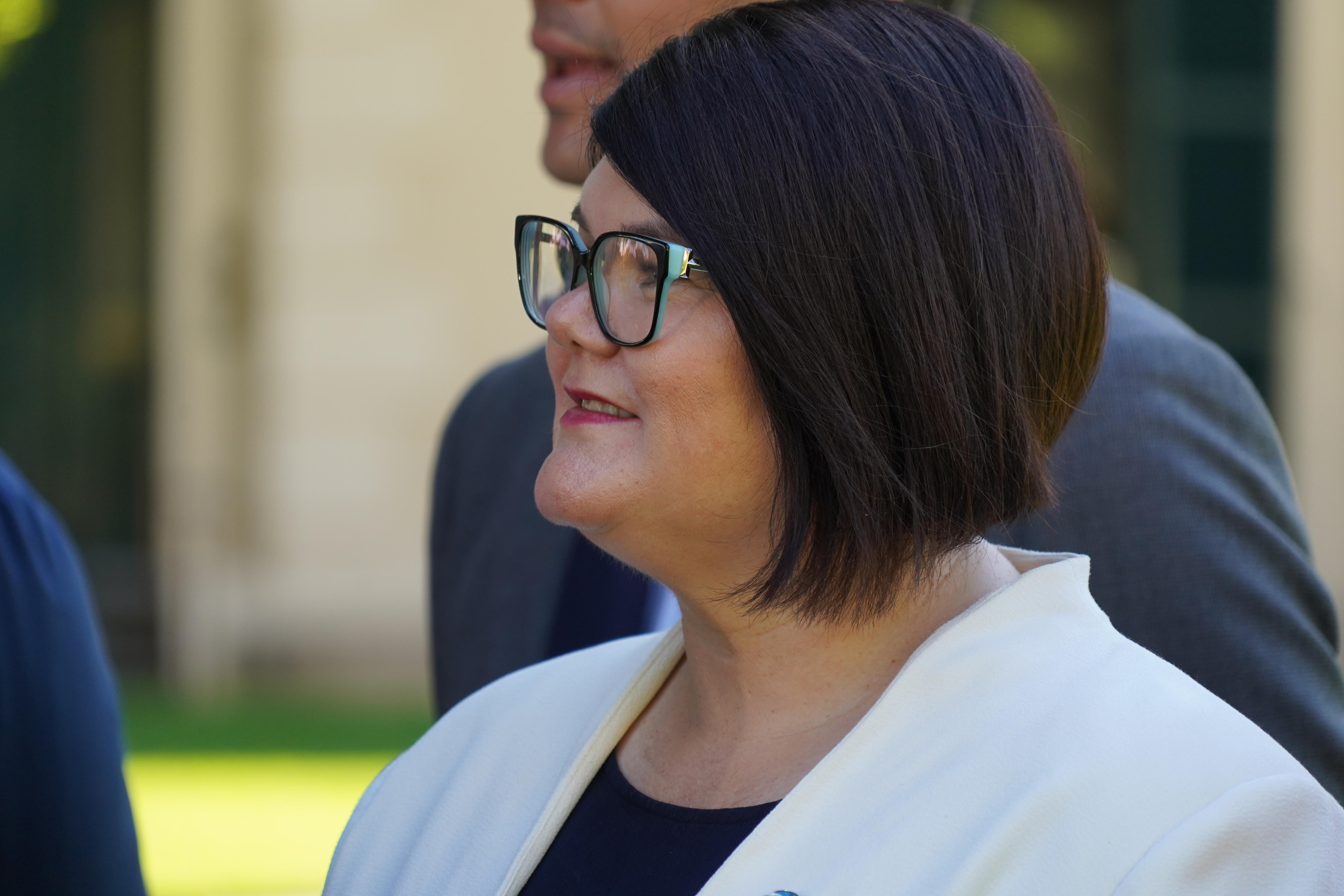 Zoe Bettison habla con los medios.