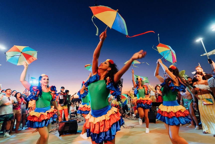 Danseurs de frevo avec parapluies et jupes colorés 